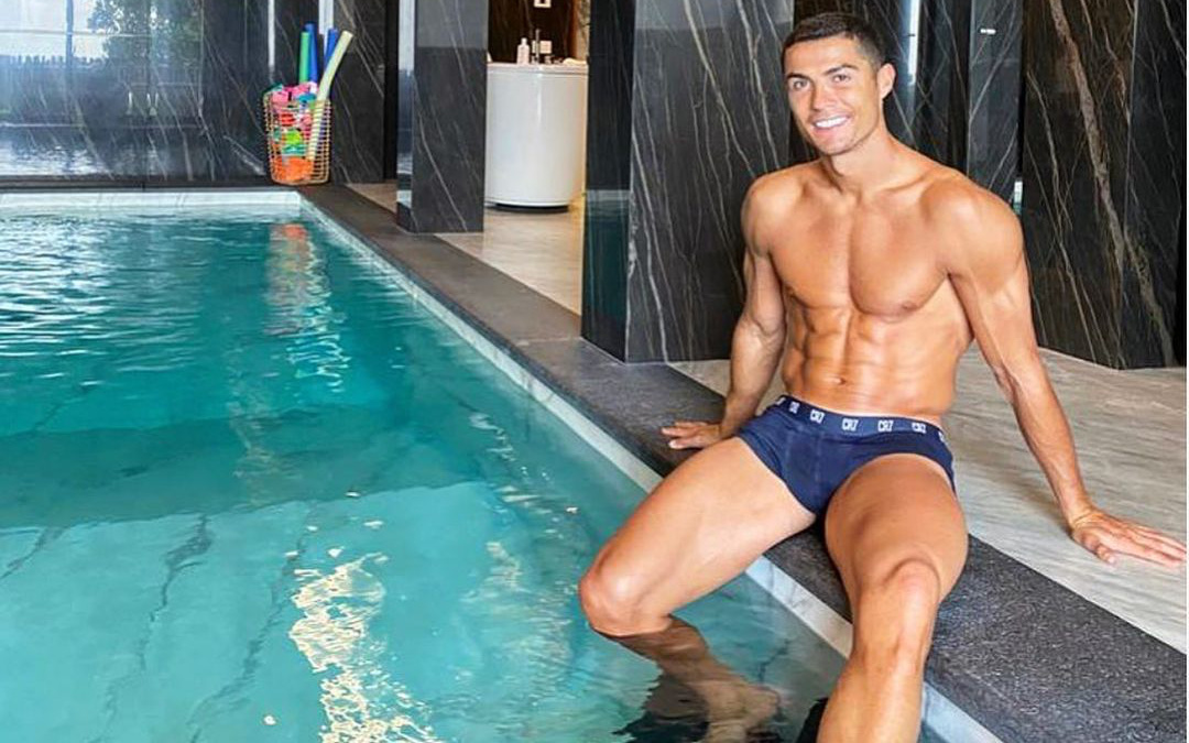 Ronaldo khoe cơ bắp cuồn cuộn chỉ ít ngày sau khi bị phát hiện nhiễm Covid-19