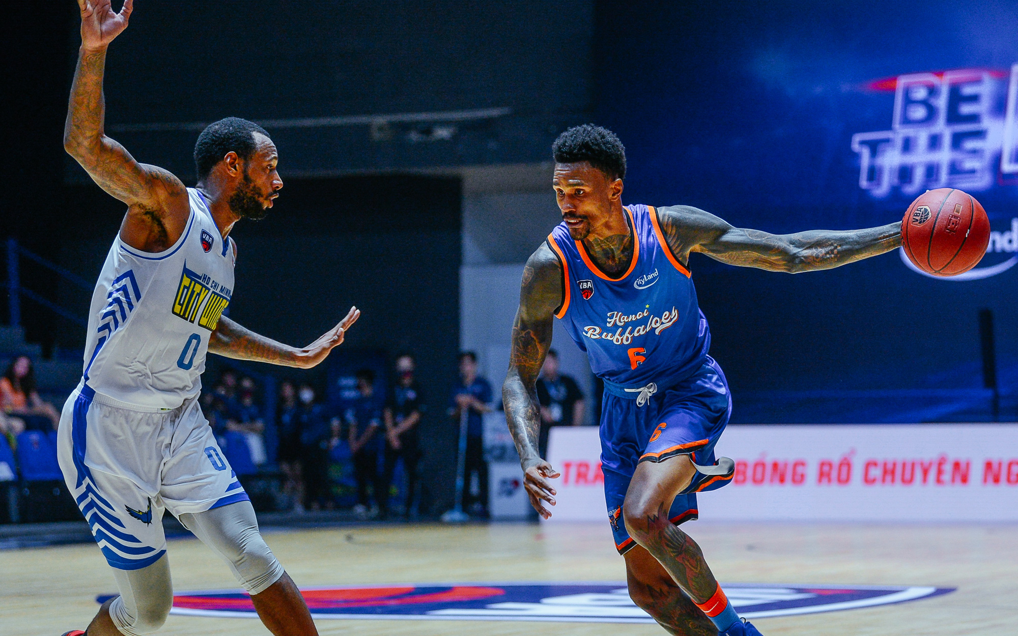 Mike Bell áp đảo Raheem Watts trong ngày Hochiminh City Wings tiếp tục "ôm hận" trước Hanoi Buffaloes