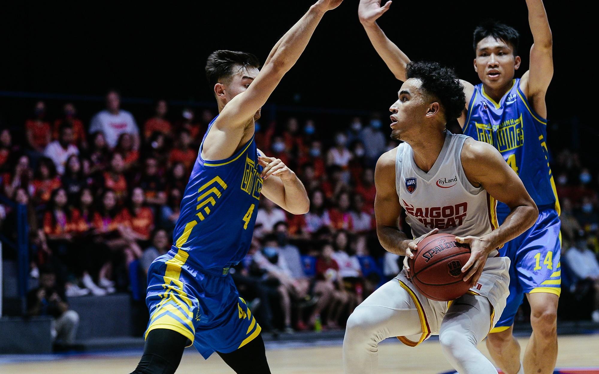 Ảnh: Christian Juzang thể hiện đẳng cấp, Saigon Heat biến VBA Arena thành sân nhà trong ngày làm khách trước Hochiminh City Wings