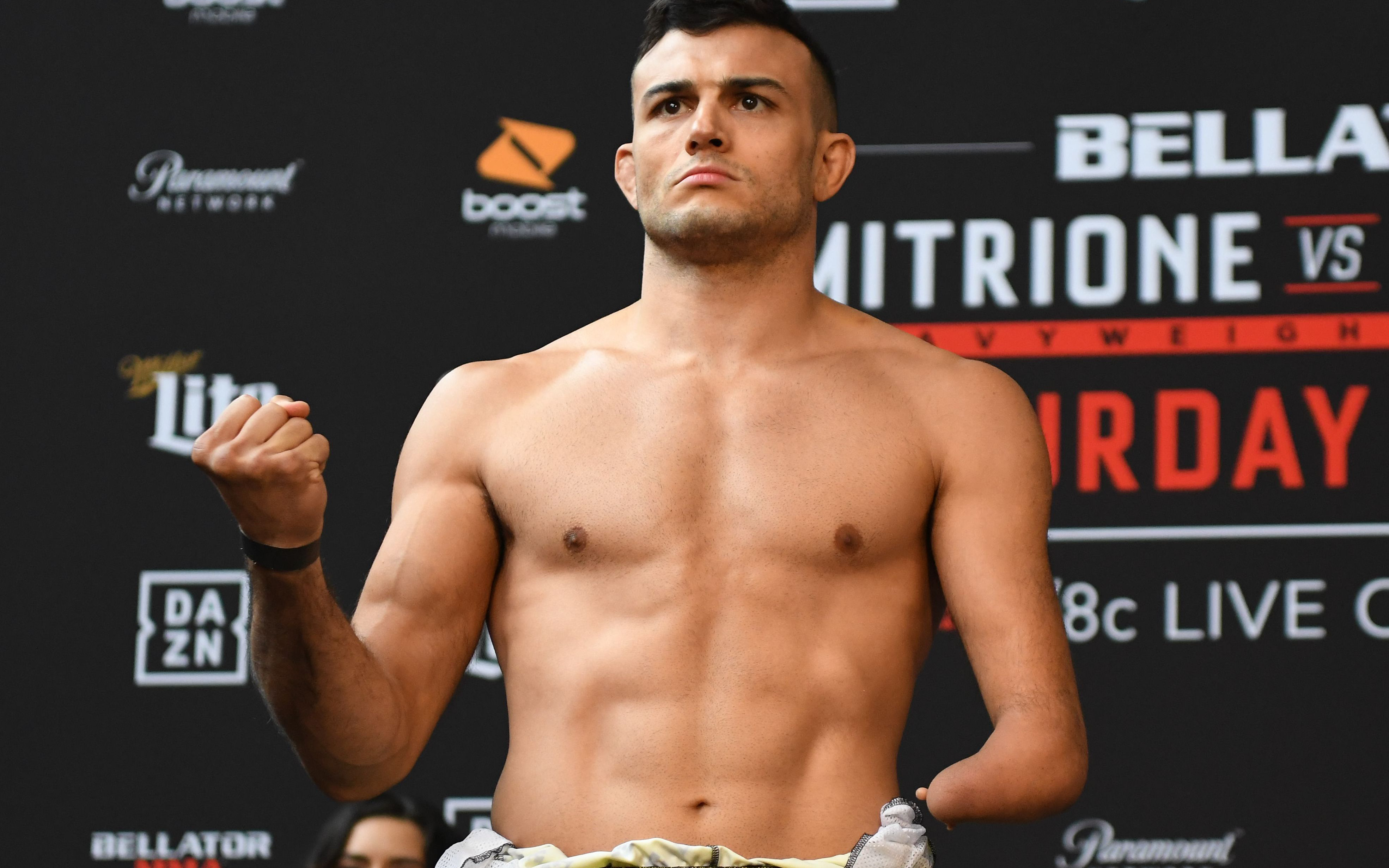 Võ sĩ cụt tay Nick Newell chính thức trở lại sau quãng thời gian phải ngồi ngoài do tác động của dịch Covid-19