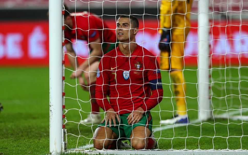 Ronaldo quỵ gối bất lực, tuyển Bồ Đào Nha chính thức thành cựu vương Nations League