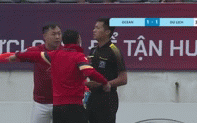 Trọng tài bị tấn công gây phẫn nộ ở giải bóng đá phong trào có tiếng của Hà Nội