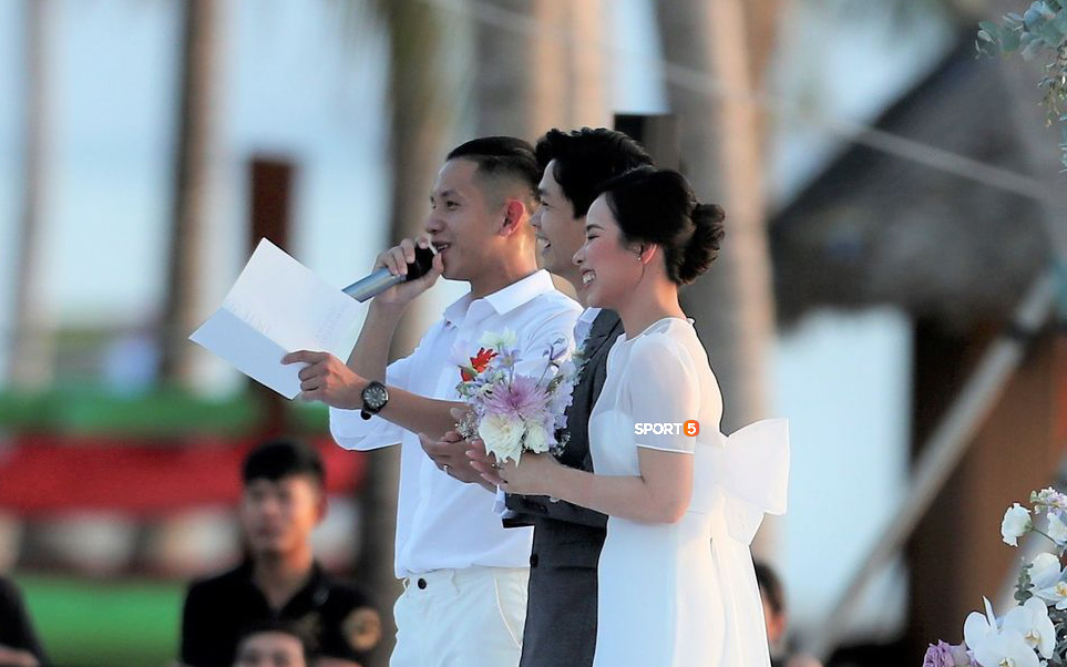 Công Phượng - Viên Minh cười vui trong lễ cưới tại Phú Quốc: Cô dâu diện váy đơn giản vẫn cực xinh