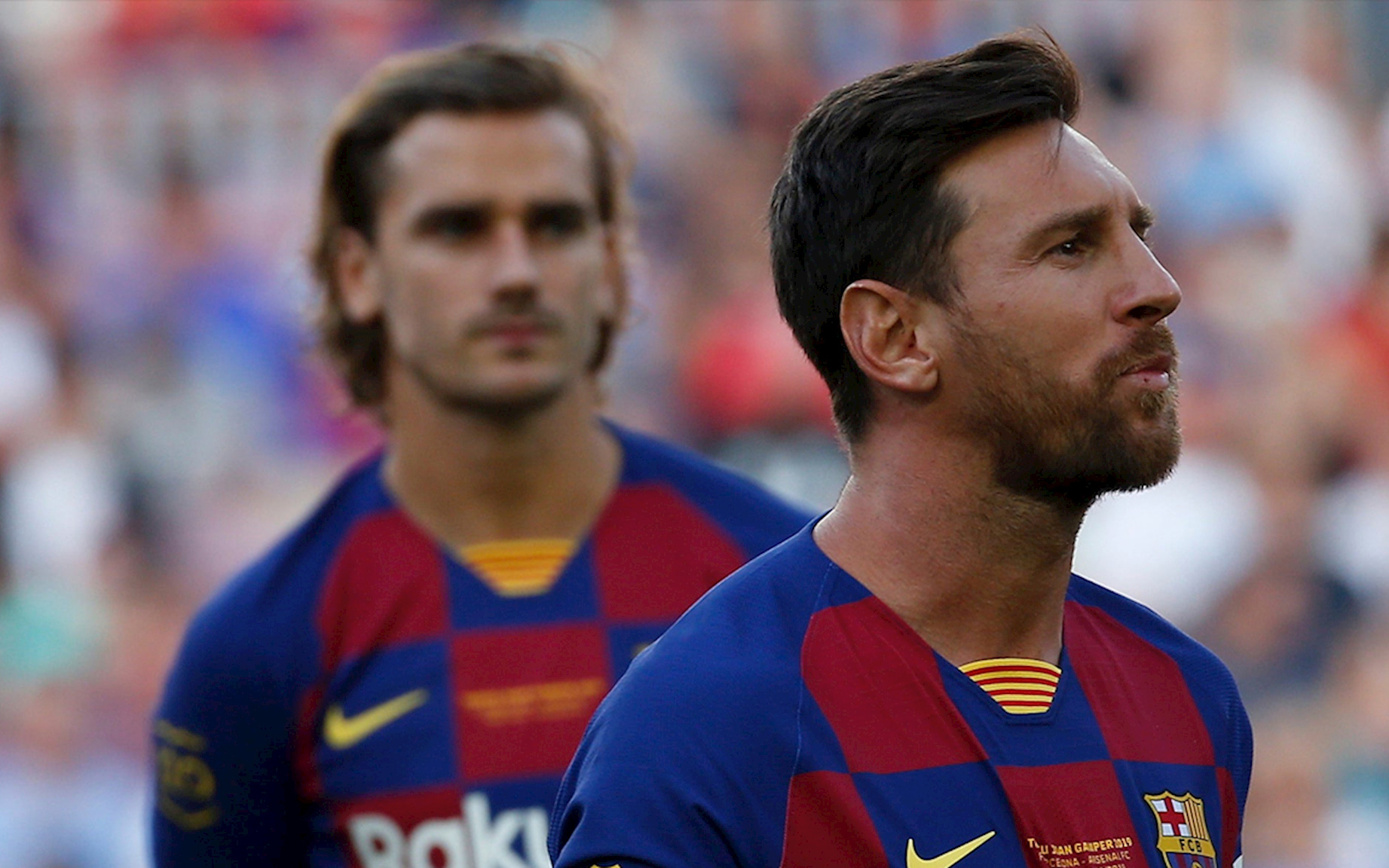 Griezmann bị CĐV Barca chặn xe và yêu cầu "tôn trọng" Messi