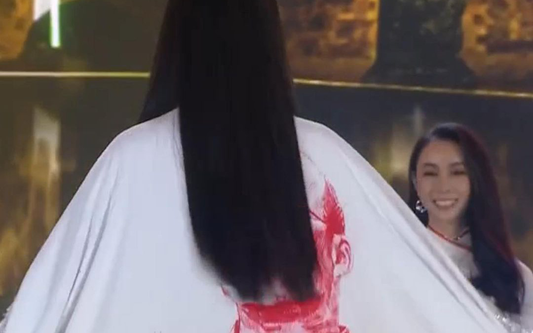 Hình ảnh thầy Park xuất hiện trên áo dài trong đêm chung kết Hoa hậu Việt Nam nhưng lại bị che gần hết khiến fan "tức mắt"