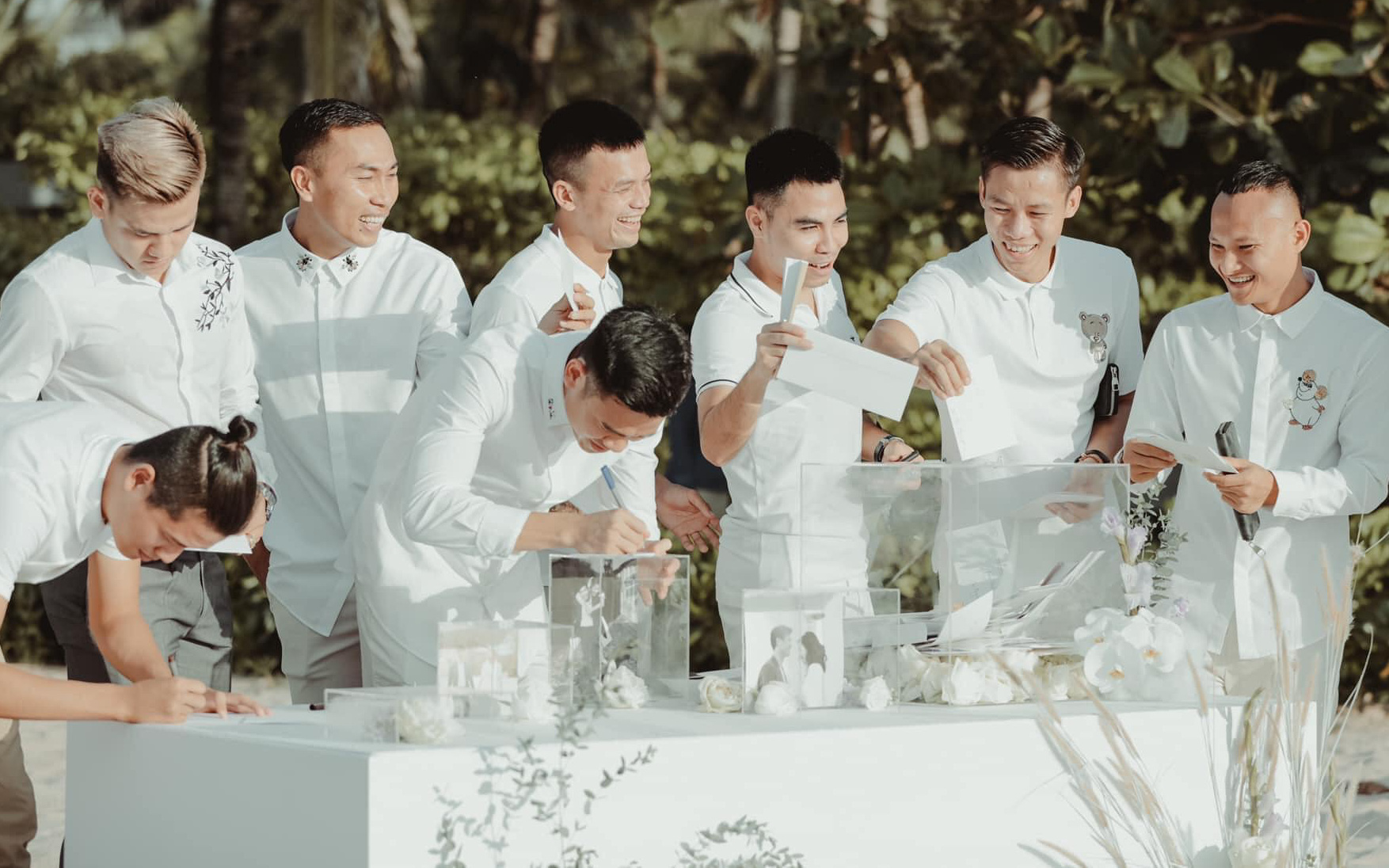 Khoảnh khắc "đắt giá": Hội tuyển thủ bỏ phong bì mừng cưới Công Phượng - Viên Minh