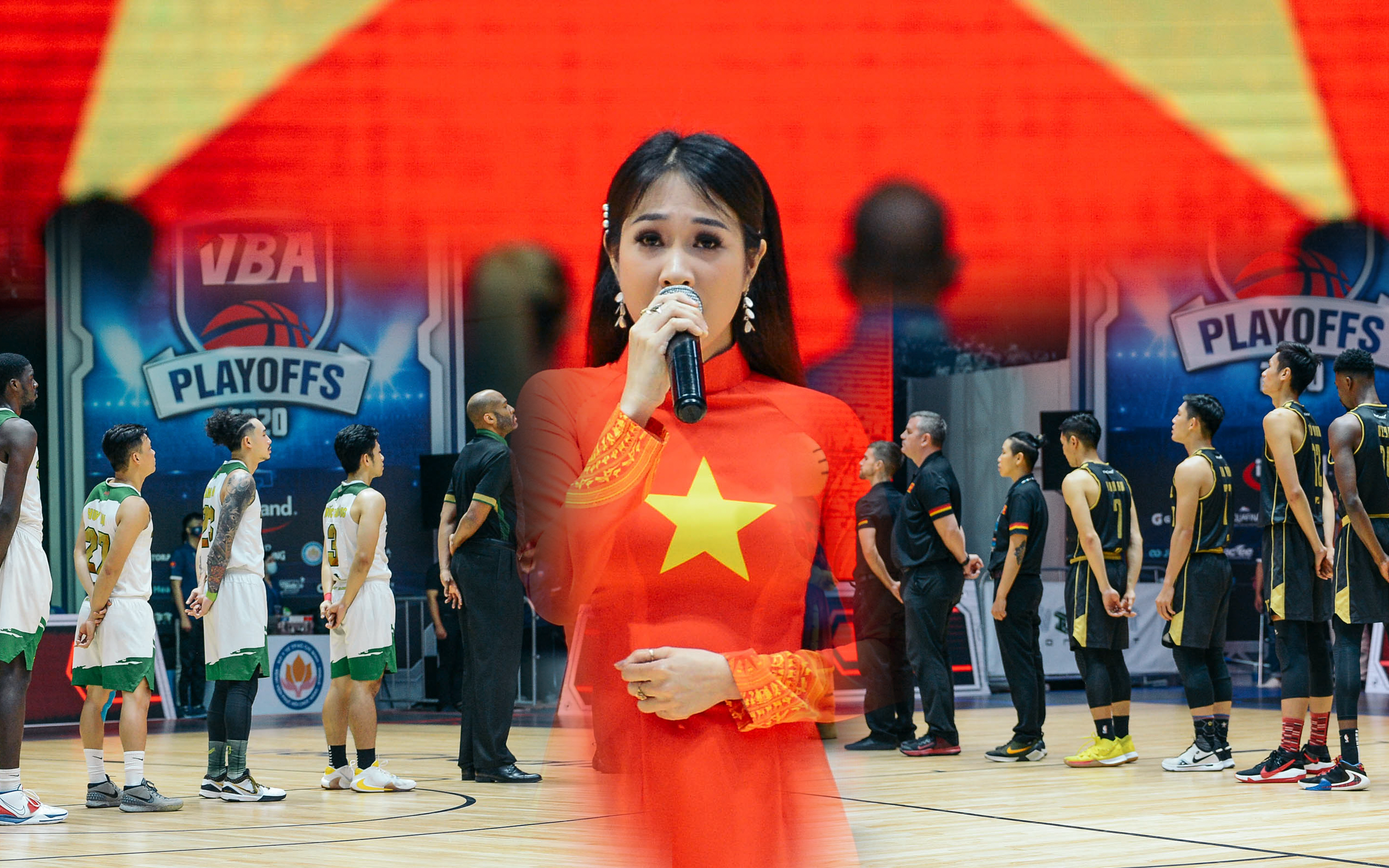 Lần đầu tiên tại VBA Arena, quốc ca Việt Nam được thể hiện bởi một giọng ca trực tiếp trước thềm trận đấu