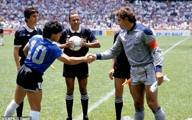 Thủ môn huyền thoại tuyển Anh không muốn bắt tay với Maradona, chờ lời xin lỗi của "Cậu bé vàng" suốt 34 năm