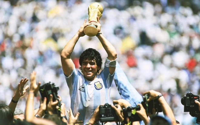 Nhói lòng với bài phỏng vấn cuối cùng của Maradona trước lúc ra đi: Tôi từng sợ rằng mọi người không còn yêu mình nữa