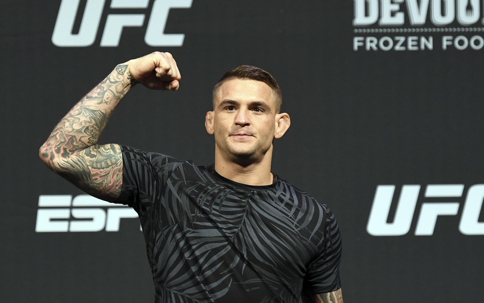 Dustin Poirier không vui khi nhìn chiếc đai tạm thời bị Justin Gaethje "xem thường"