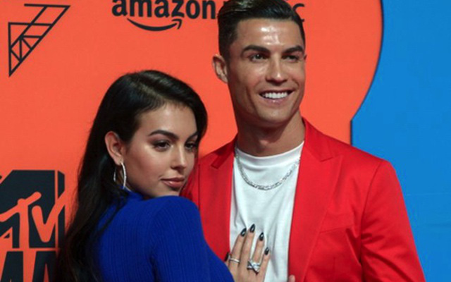 Ronaldo hạnh phúc đăng ảnh gia đình sau khi tỏa sáng rực rỡ trên sân cỏ, bạn gái cũng nhanh chóng có động thái thể hiện sự yêu thương