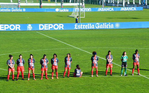 Nữ cầu thủ quay lưng ngồi khi các đồng đội tri ân huyền thoại Diego Maradona, lời giải thích sau đó của cô gái trẻ khiến nhiều người suy nghĩ 