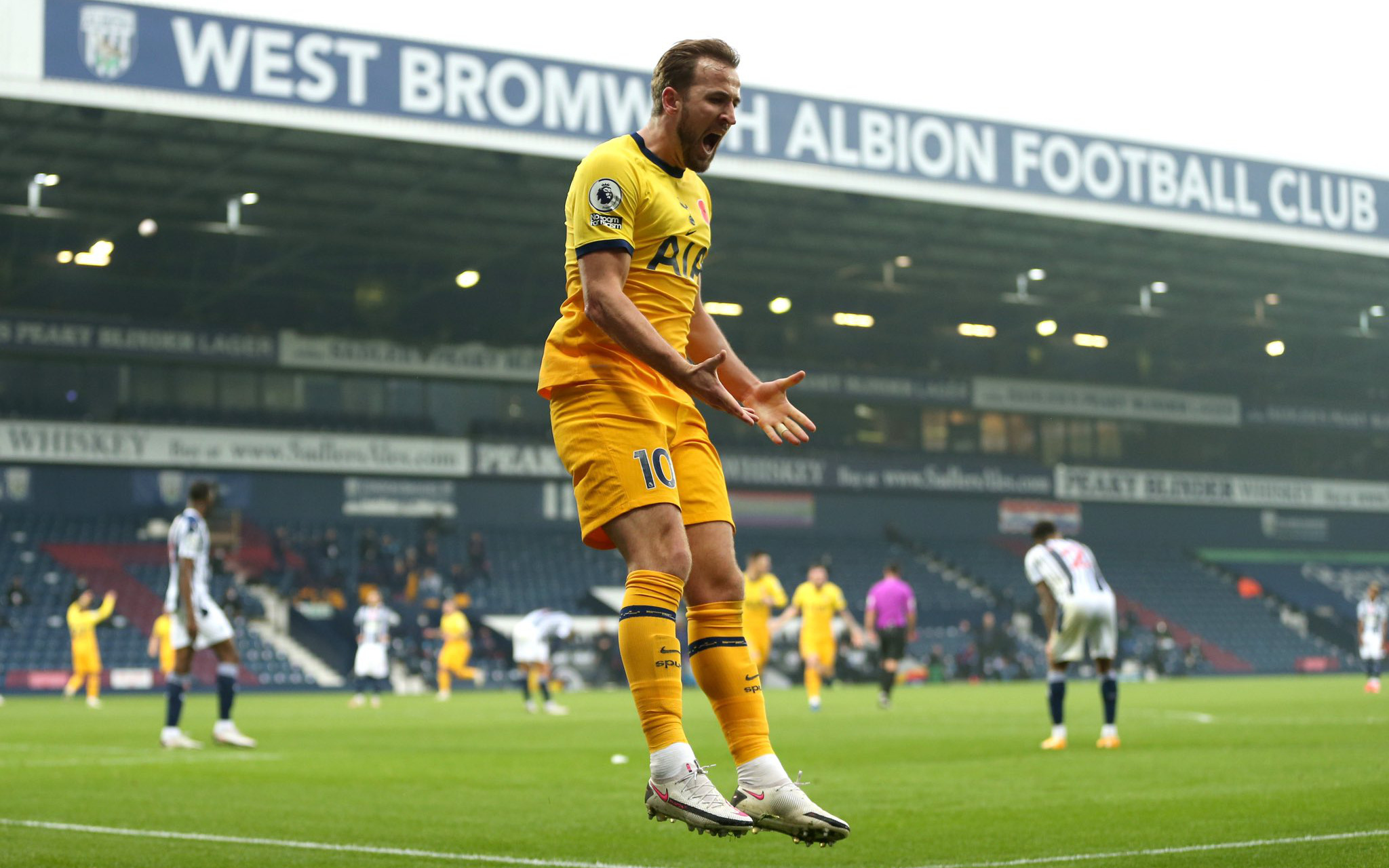 Kane tỏa sáng phút cuối với bàn thắng thứ 150 ở NHA đưa Tottenham áp sát ngôi đầu