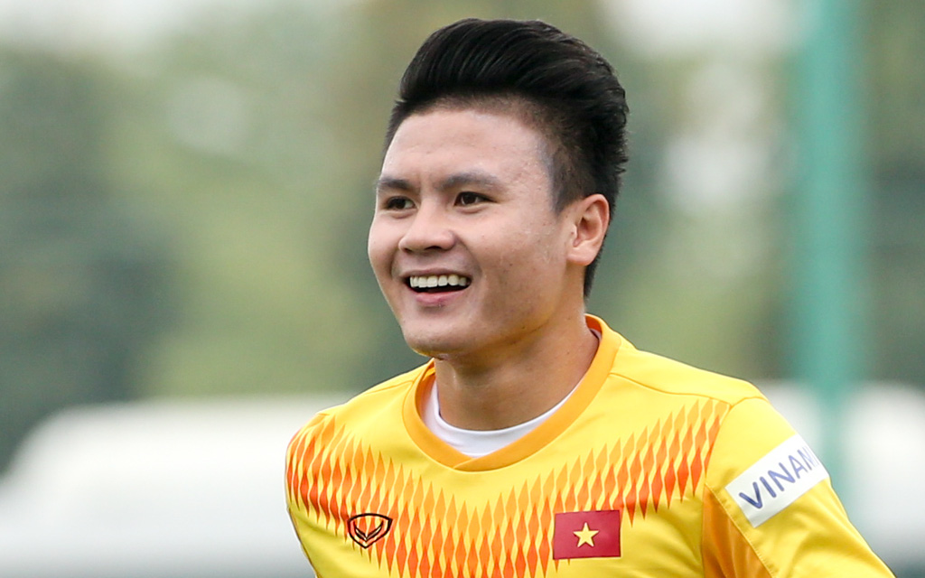 Quang Hải tập với bóng tennis, vỗ tay cười đắc ý dù chấn thương