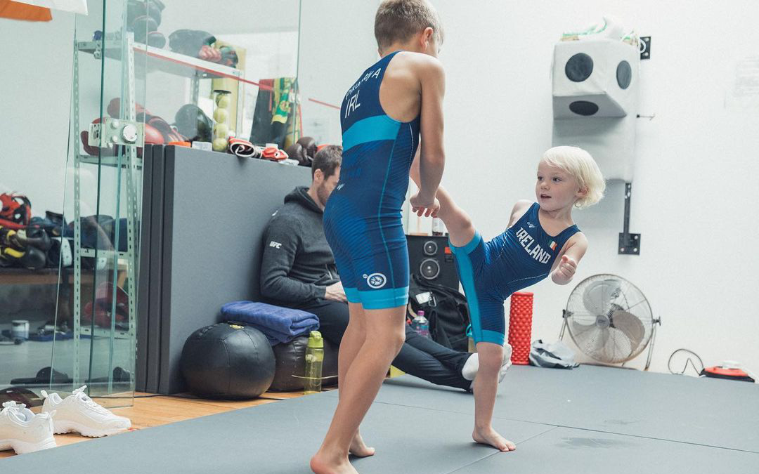 Nhóc tì của McGregor phô diễn kỹ năng MMA "không phải dạng vừa" khi xuất hiện tại phòng tập cùng cha