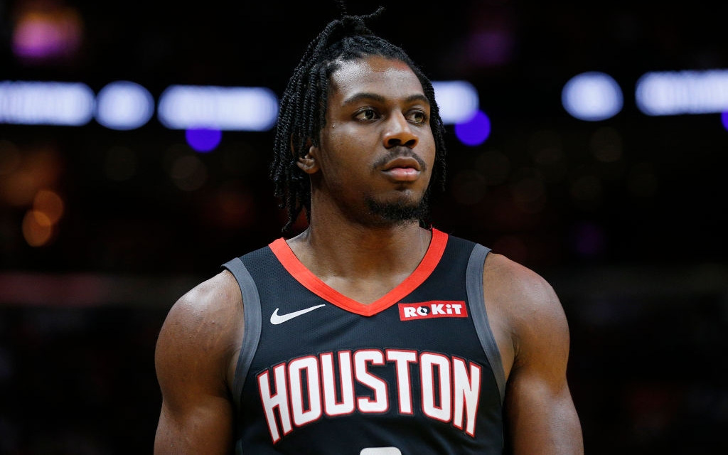 Không va chạm nhưng vẫn dính chấn thương, cầu thủ trẻ của Houston Rockets phải rời sân bằng xe lăn