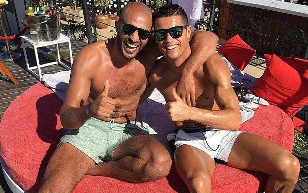 Bạn thân một thời của Ronaldo thua đau trên võ đài chỉ vì một phút giây mất cảnh giác