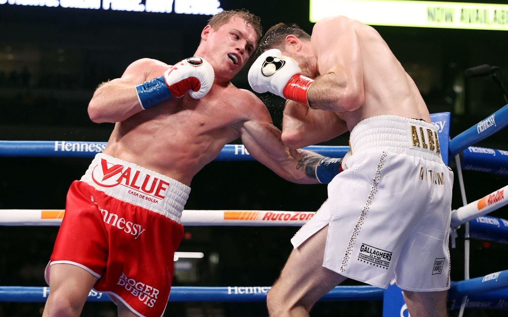 Canelo Alvarez thắng áp đảo "người khổng lồ" Callum Smith, thâu tóm 3 đai vô địch thế giới