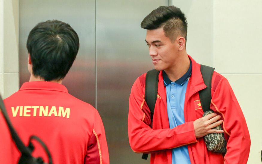 Tiền đạo tuyển Việt Nam tranh thủ mua quà quê trên đường đi thi đấu ở Quảng Ninh