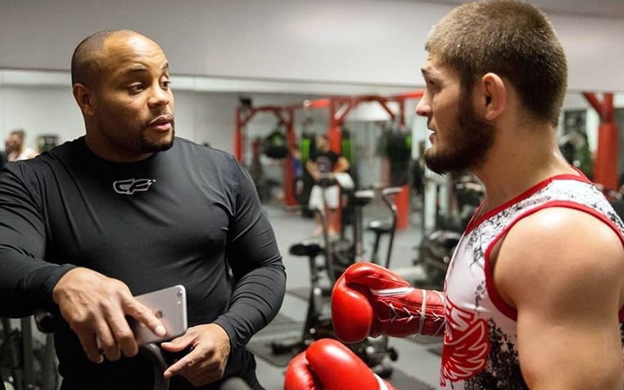 Daniel Cormier: Khabib đã quá giàu, cậu ấy sẽ không vì tiền mà trở lại UFC