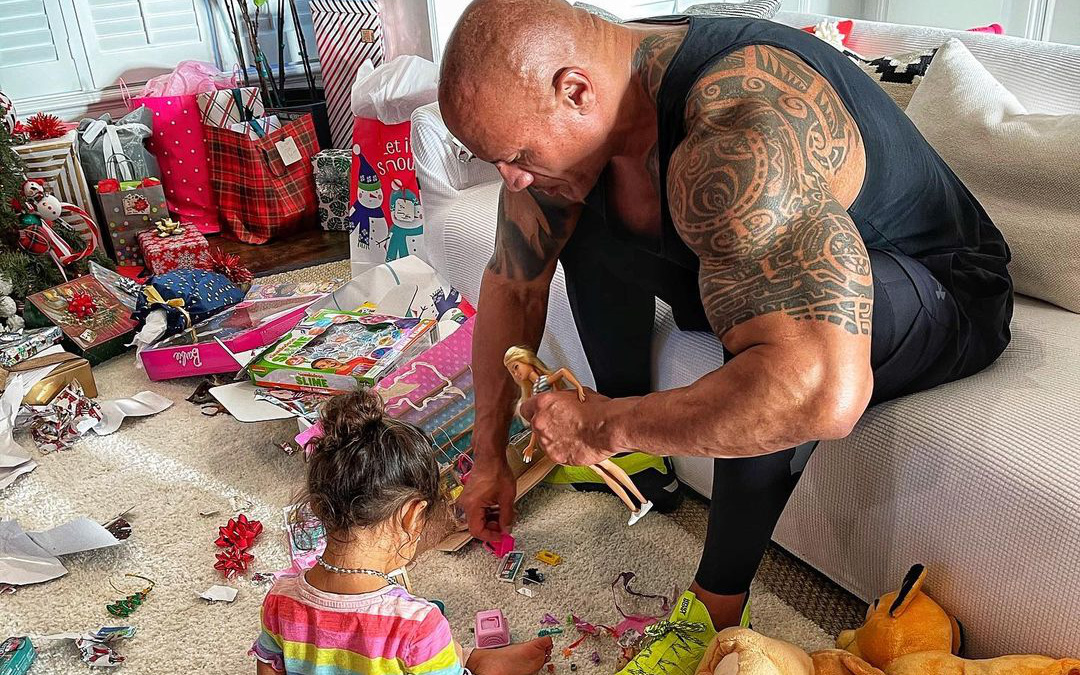 The Rock chia sẻ hài hước về trải nghiệm chơi búp bê cùng con gái, khiến các fan thêm tê tái bởi bắp tay cực khủng