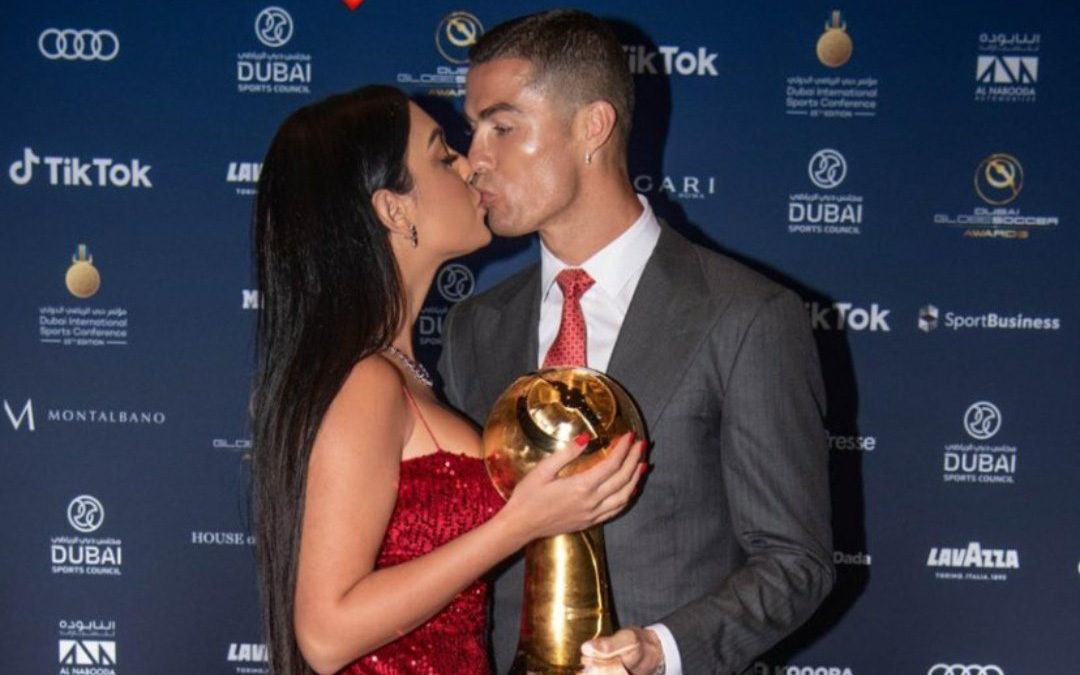 Ronaldo trao nụ hôn ngọt ngào cho bạn gái ở lễ trao giải Globe Soccer Awards