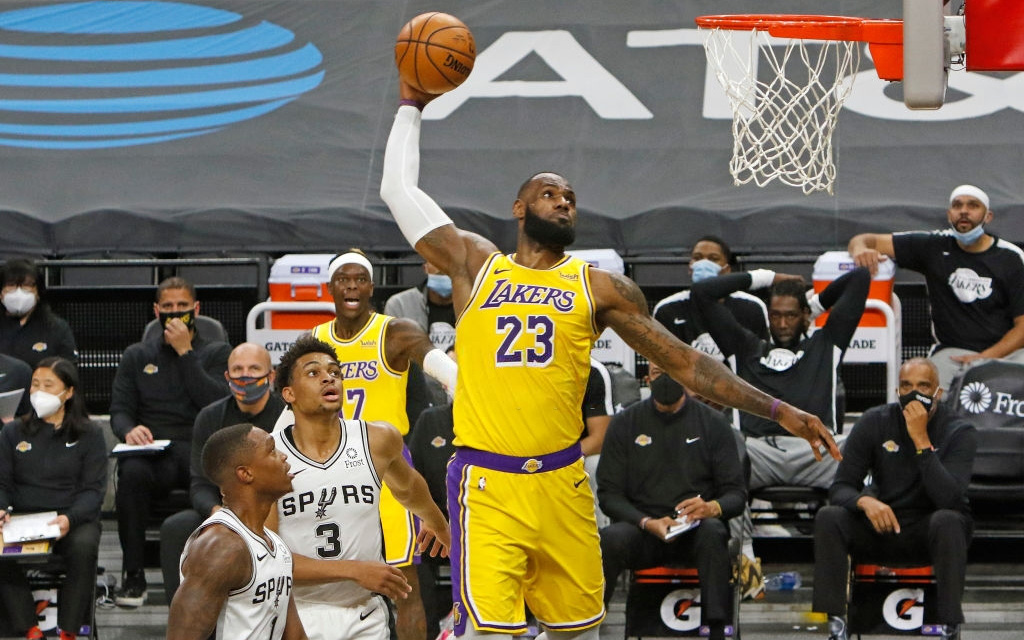 Duy trì hiệu suất 56%, Los Angeles Lakers mở hội trong ngày sinh nhật LeBron James