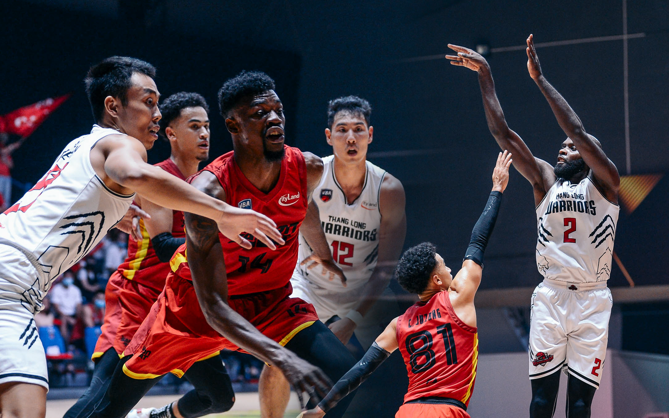 Joshua Keyes bị truất quyền thi đấu, Christian Juzang "bất lực" nhìn Robert Crawford cân bằng tỉ số VBA Finals 2020 cho Thang Long Warriors