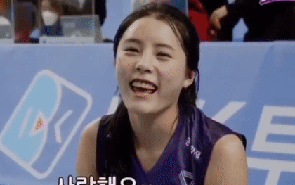 Nữ thần làng bóng chuyền gây xôn xao với màn tỏ tình với Jin (BTS), biểu cảm dễ thương của cô nàng khi nói "lời yêu" khiến fan bật cười