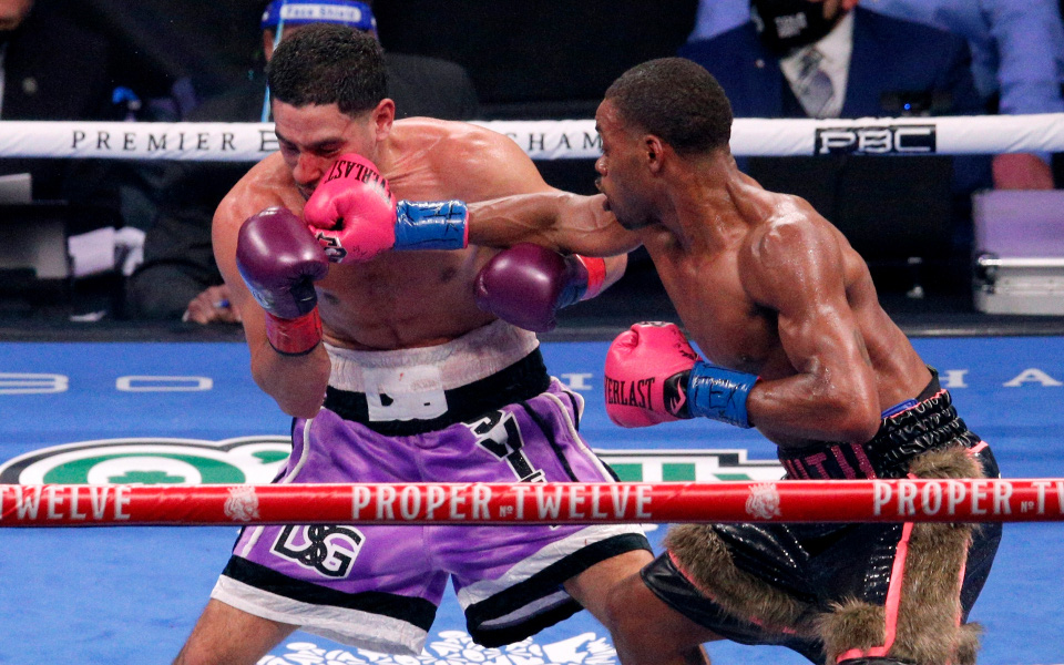 Trở lại sau vụ tai nạn xe hơi kinh hoàng, Errol Spence đánh bại đối thủ cứng cựa Danny Garcia, bảo vệ thành công 2 đai vô địch thế giới