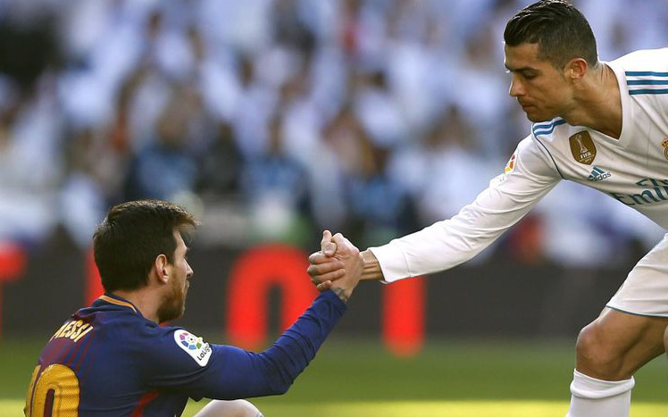 Messi sa sút, nhưng Ronaldo sẽ giúp anh đứng dậy