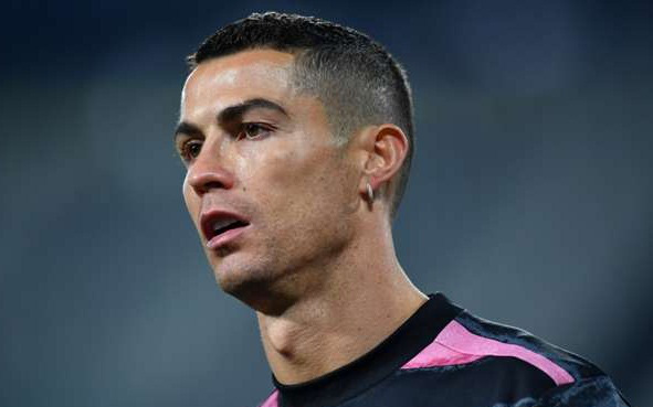 Ronaldo bất ngờ được tôn vinh trên trang chủ của Barcelona