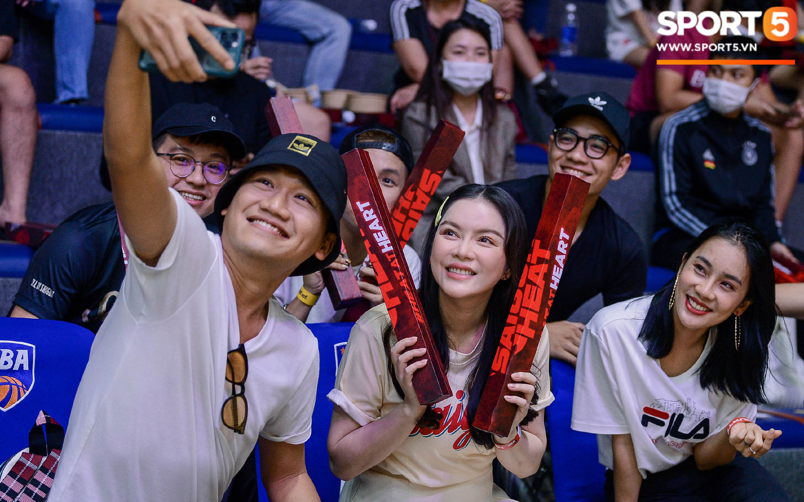 Dàn showbiz Việt đổ bộ hàng ghế khán giả tại game 4 VBA Finals 2020: Lý Nhã Kỳ diện outfit "không tuổi" đọ sắc bên á hậu Lệ Hằng