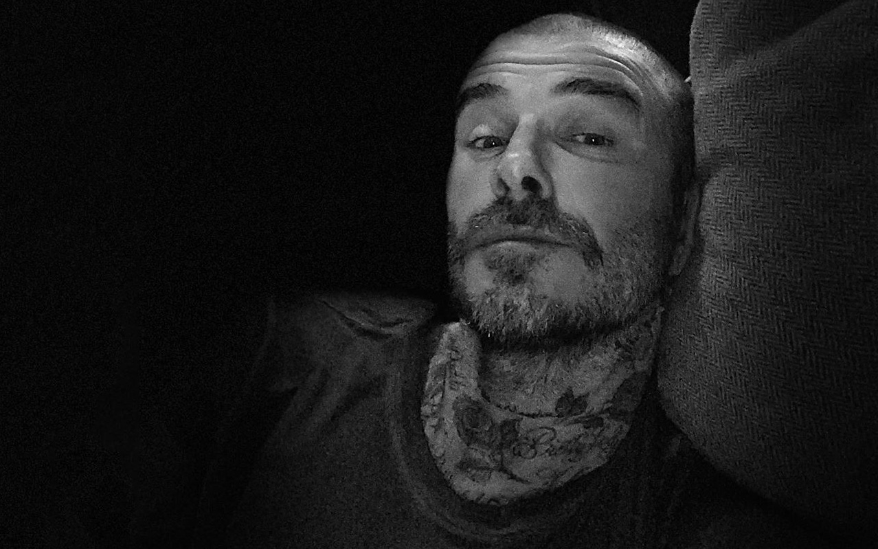 Ông chú Beckham gây bất ngờ với quả đầu trọc cực ngầu nhưng lại khiến fan tan chảy với lời nhắn nhủ ấm áp