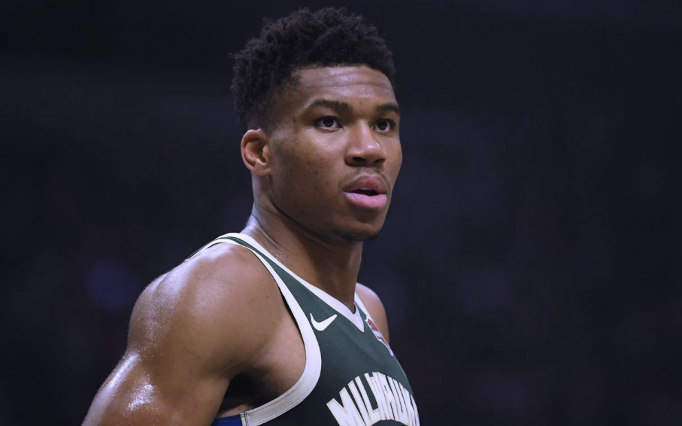 Tài khoản của Giannis Antetokounmpo tràn ngập những lời lẽ tục tĩu, cộng đồng mạng nghi ngờ anh chàng bị hacker tấn công