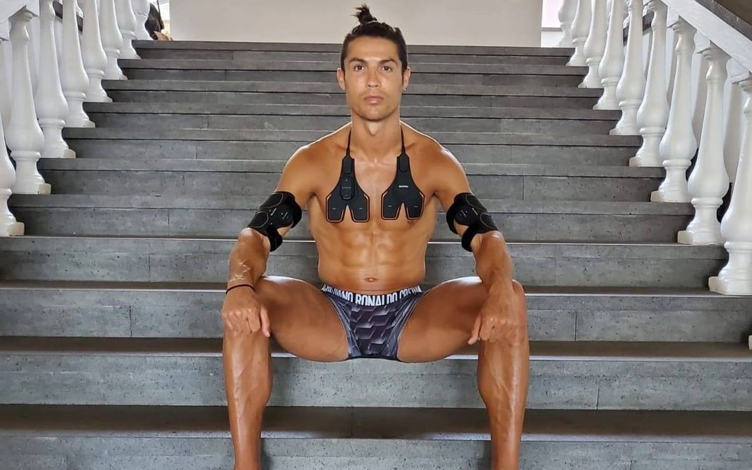 Ronaldo khoe cơ bụng 6 múi hoàn hảo với trang phục lạ, một số fan lại nghi ngờ có sự trợ giúp của photoshop