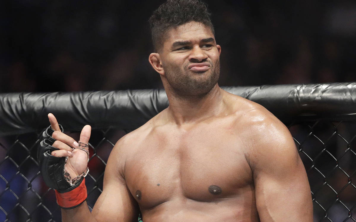 "Sống sót" thành công trước sức ép nghẹt thở đầu trận, "ông lão" Alistair Overeem trở lại ấn tượng để có chiến thắng mừng ngày sinh nhật