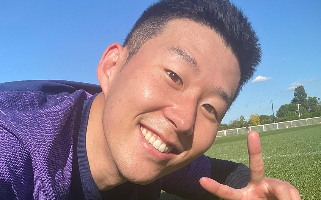 Son Heung-min thể hiện tình yêu bất diệt với bóng đá, mới trở lại Tottenham đã sà xuống ngay để selfie cùng với mặt cỏ
