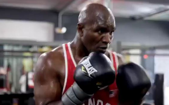 Lộ video hậu trường cho thấy tốc độ của Evander Holyfield không "khủng" như tưởng tượng, fan lo ngại nếu nhà cựu vô địch chạm trán Mike Tyson