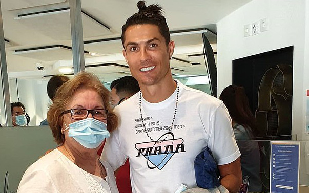 Ronaldo và bạn gái chớp nhoáng trở về Bồ Đào Nha nhưng không phải vì thăm mẹ như mọi lần: Mục đích để chuẩn bị cho kế hoạch dưỡng già?