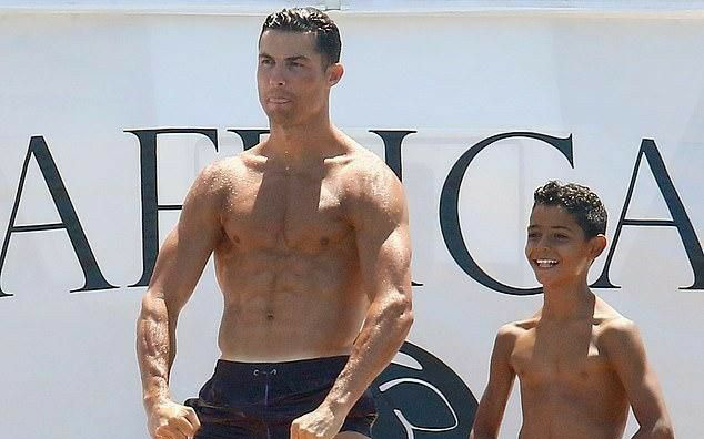 Ronaldo kể về những lần phá lệ, ăn vặt cùng con trai: Cảm thấy tội lỗi nhưng thừa nhận tuân thủ theo chế độ mãi cũng chán