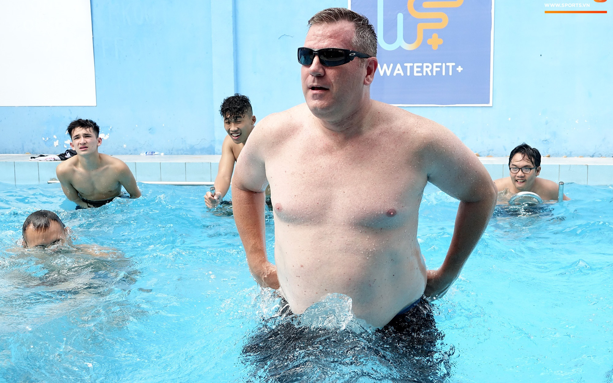 HLV Kevin Yurkus cho học trò "hít khói", tập sung tới mức suýt... mất quần dưới bể bơi