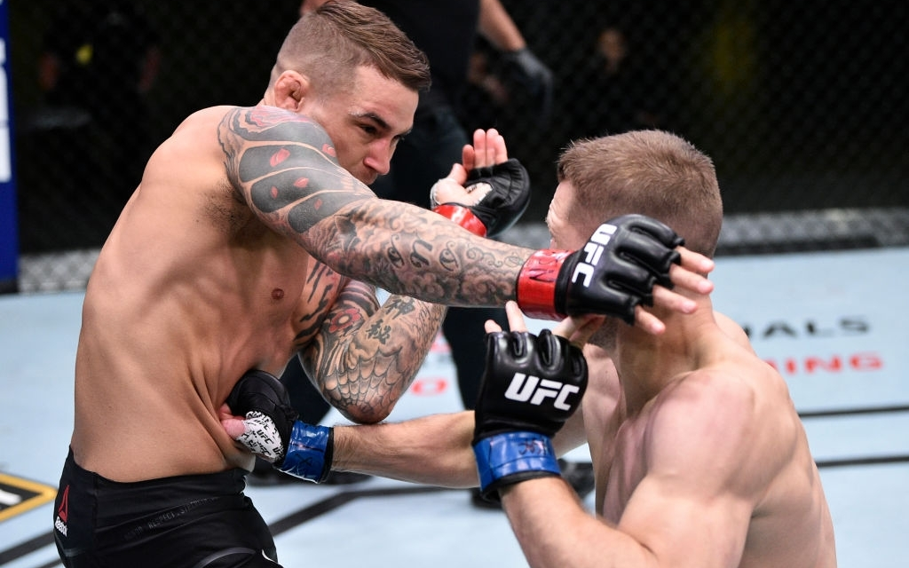 Dustin Poirier đánh bại Dan Hooker trong màn so tài xứng đáng được đề cử cho danh hiệu "Trận đấu của năm"