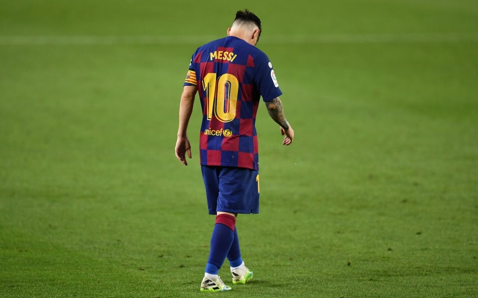 Messi và đồng đội "hụt hơi" trong cuộc đua vô địch với đối thủ truyền kiếp