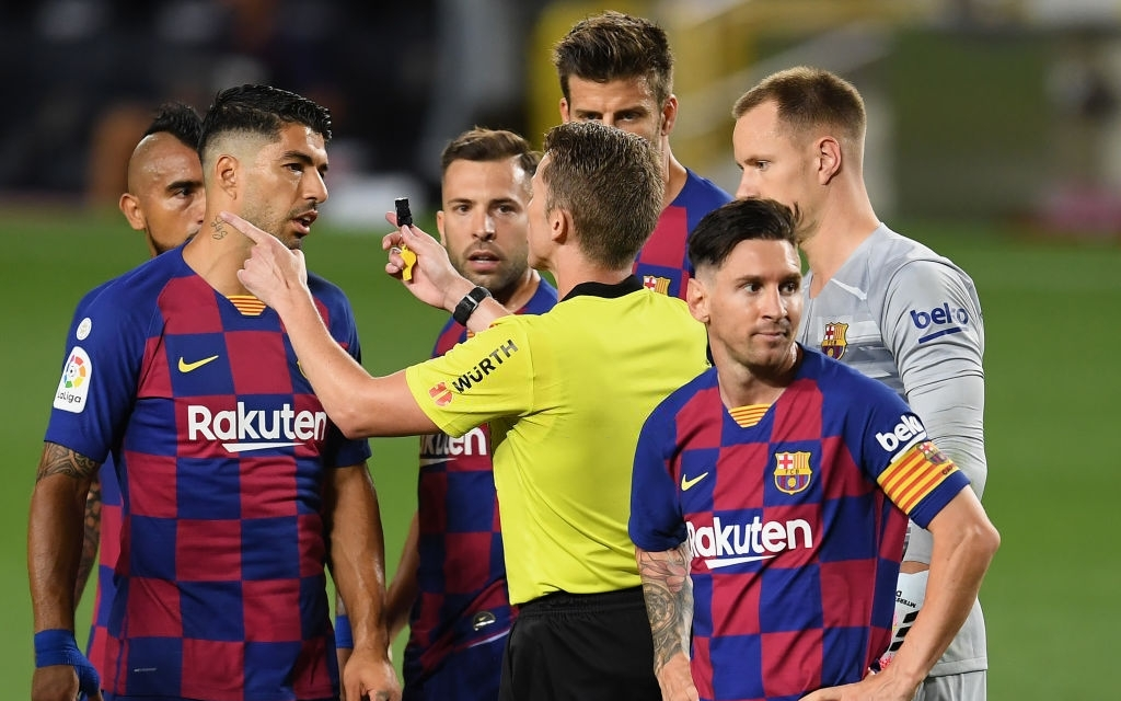 Nghi vấn: Trọng tài thổi penalty hơi nặng, vô tình loại Barca khỏi cuộc đua đến ngôi vô địch?