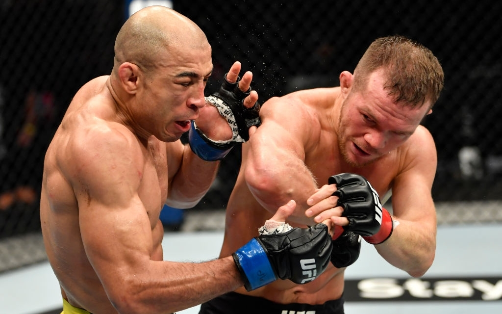 UFC 251: Volkanovski hú vía vượt qua Holloway, cựu vương Jose Aldo bị hạ đo ván ở hiệp 5