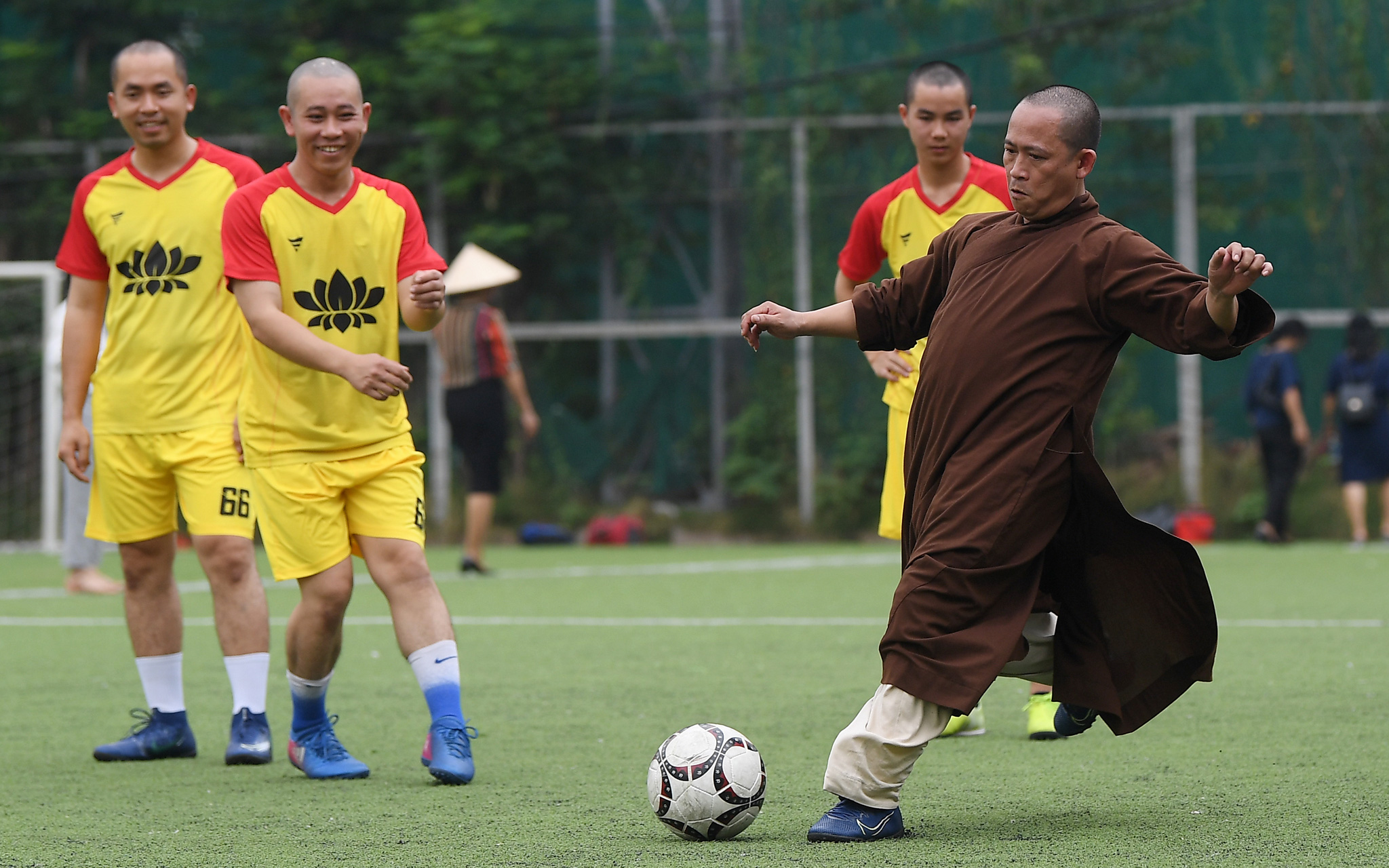 Khi các nhà sư xỏ giày chơi bóng: Một nét đẹp gần gũi của Phật giáo trong cuộc sống Việt