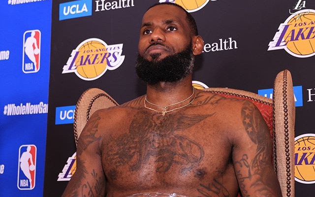 LeBron James khiến MXH "dậy sóng" với hình ảnh quyền lực trên "ngai vàng" khi họp báo