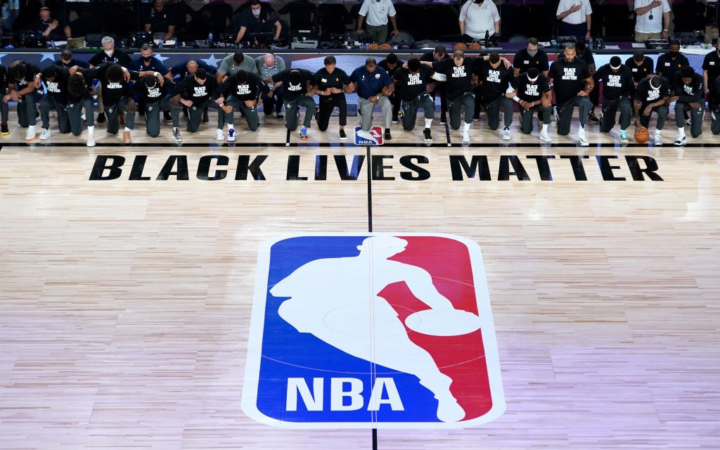 NBA liệu có đưa ra án phạt cho các cầu thủ quỳ gối trong ngày nối lại mùa giải 2019/2020?