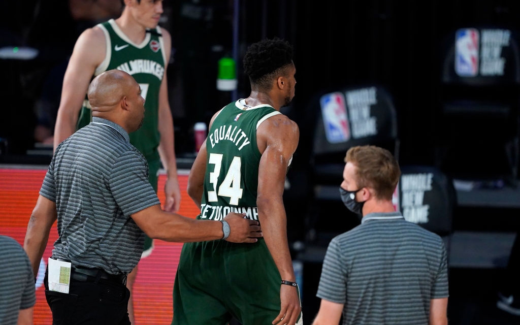 Giannis Antetokounmpo nhận án phạt từ NBA sau tình huống húc vào mặt đối phương